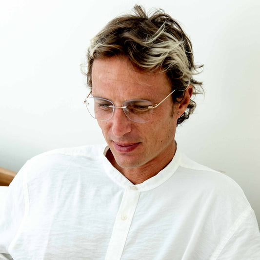 Man wearing Mokki frameless reading glasses