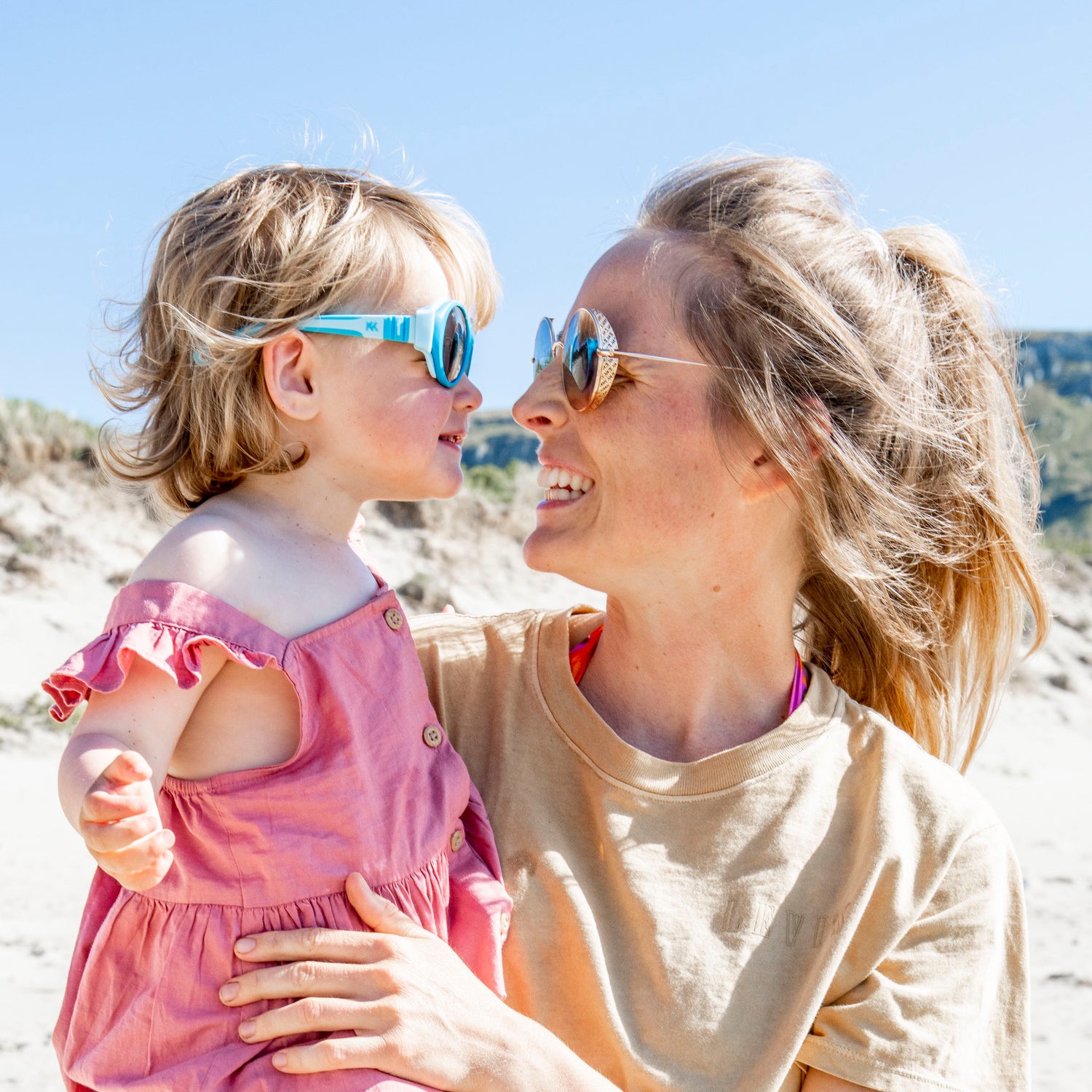 Mother and daughter with Mokki sunglasses in the sun