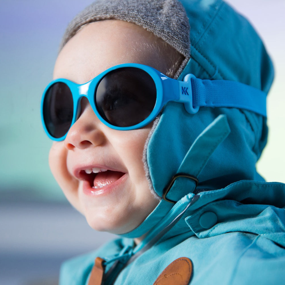 Boy wearing blue sunglasses from the Click & Change sunglasses-system for kids and babies